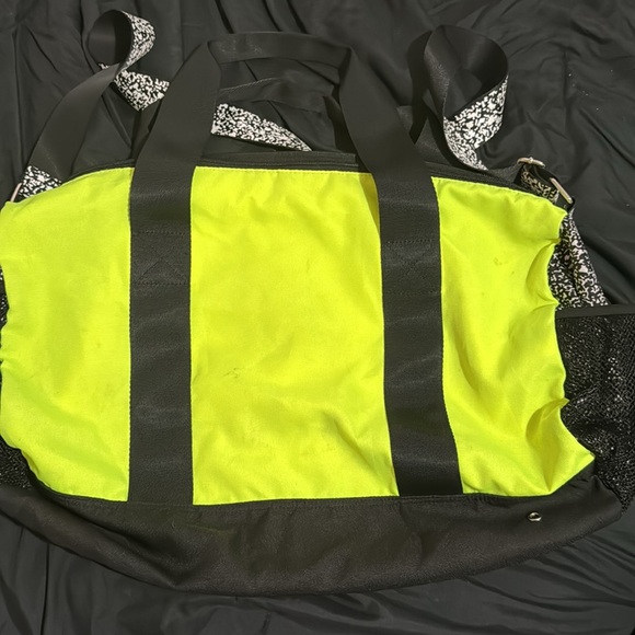 DONATING FINAL OFFER VS Pink duffle bag - Picture 3 of 3